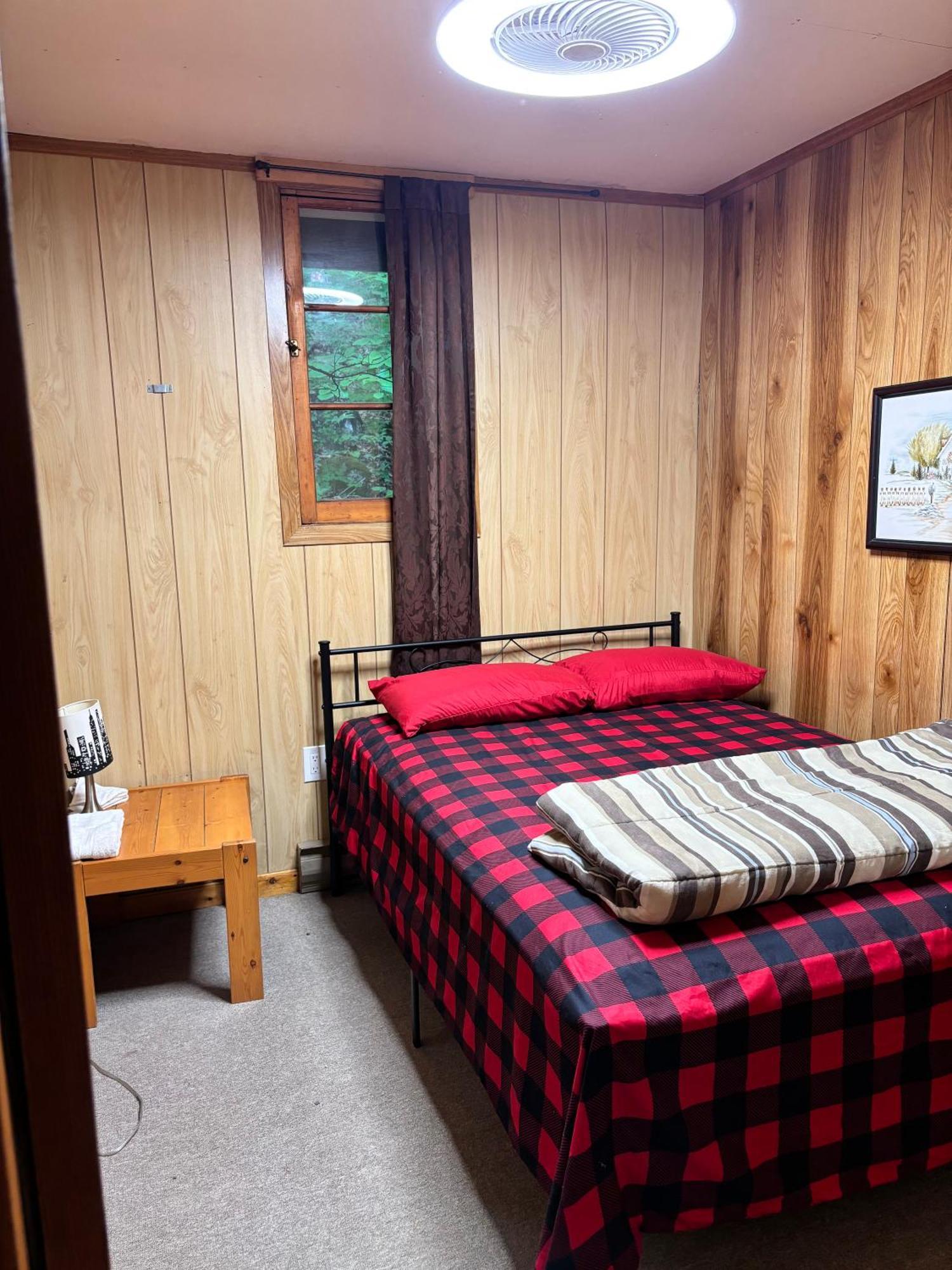 Lakefront Hideaway Resort Kawartha Lakes Quarto foto